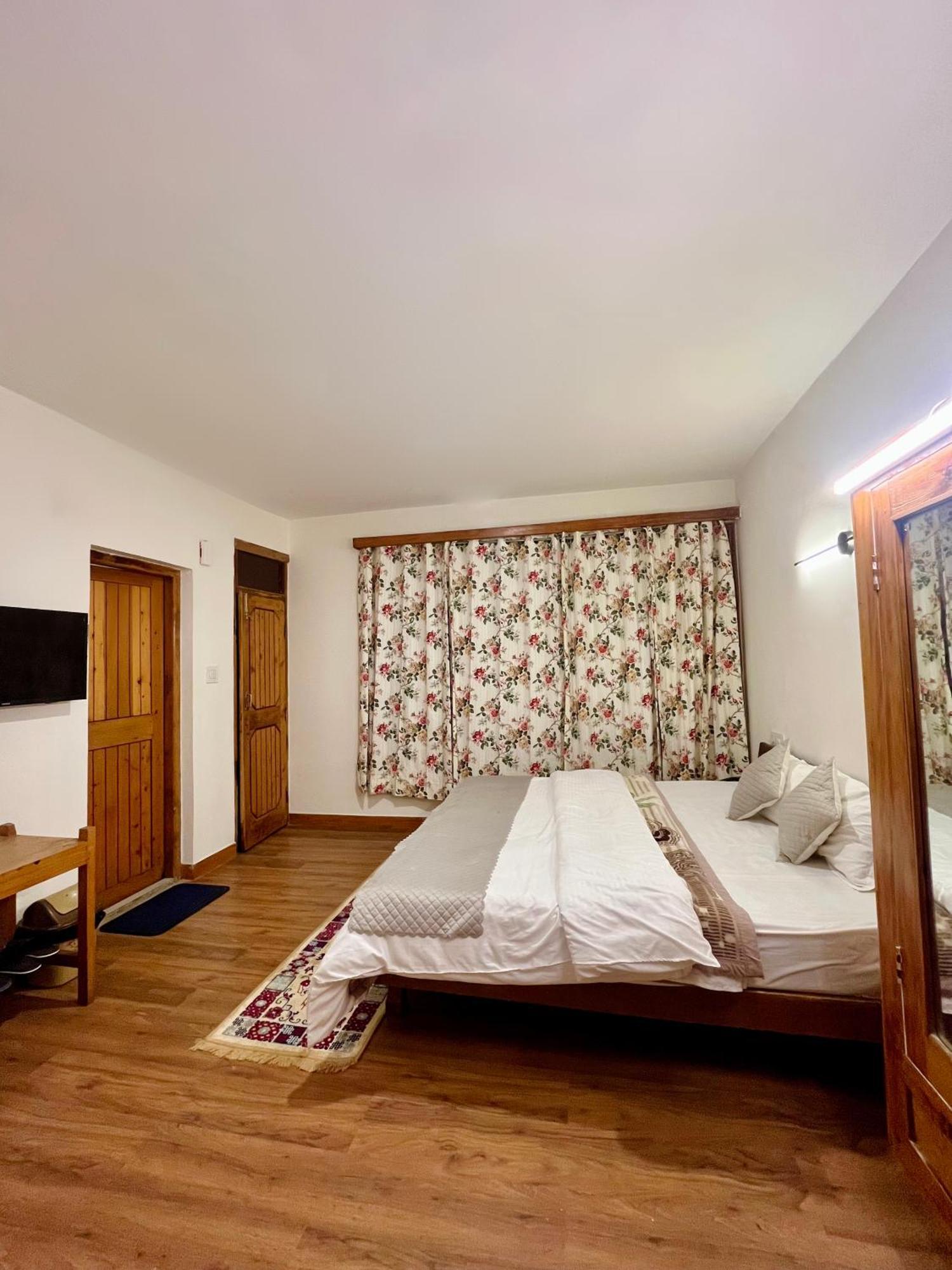 Tourist Hotel 10 Minutes Walking Distance From The Mall Manali  Exterior photo
